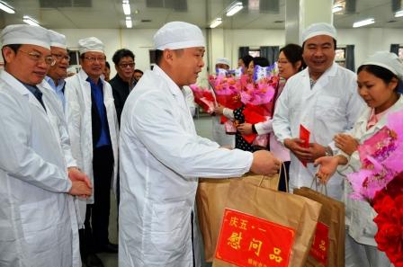 樟樹(shù)市領(lǐng)導(dǎo)2016年五一前夕到仁和集團(tuán)走訪慰問(wèn)