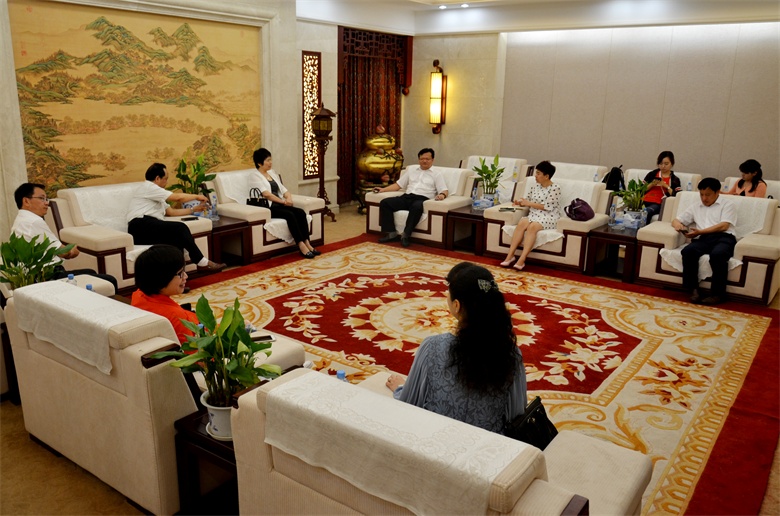 《中國醫藥報》副總編楊玲玲到仁和集團進行走基層調研 (1).jpg