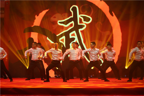 2仁和集團(tuán)隆重舉行2019年春節(jié)聯(lián)歡晚會 1.jpg